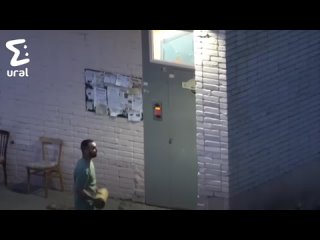 free пьяный влюблённый отчаянно сражался с дверью в кургане потому что девушка не пускала его домой hd