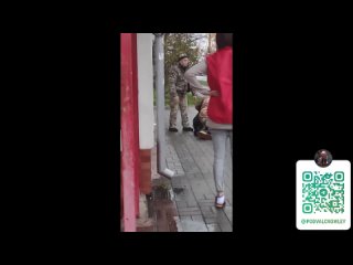 free типичная мобилизация на украине несколько военных хватают одного парня чтобы увезти на фронт девушки из магазина hd