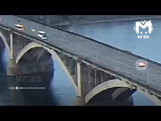 free таксист и водитель автобуса спасли парня который чуть не упал с коммунального моста hd