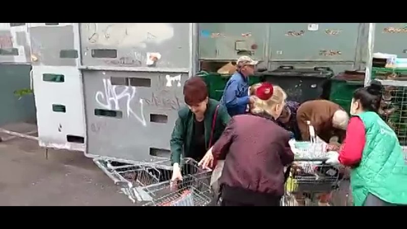 free сынок а может ты так же жить будешь в петербурге пенсионеры добывали колбасу среди просрочки в мусорном баке hd