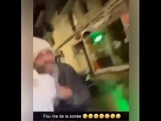 free во франции долбоёбы устроили себе стрёмное развлечение мрази хватают стариков за руку и угарая заставляют бежать за hd