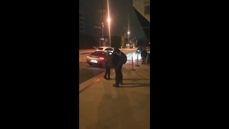 free рэпер канье уэст избил фаната который слишком настойчиво просил фото после этого рэпер скрылся в переулке с криками hd