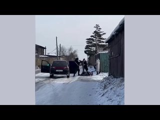 free мужчина сбил женщину и вместе с пассажиркой начал ее бить а потом скрылся с места аварии hd