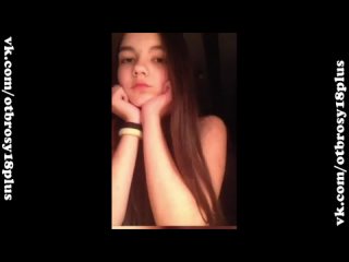 free милая красавица в спортивном лифчике общается в перископе с подписчиками periscope засветы hd