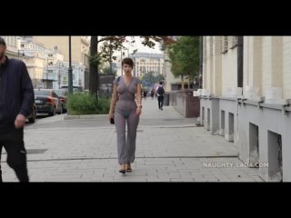 free naughty lada гуляет по вечернему городу в прозрачном платье без нижнего белья засветила грудь 1080p hd