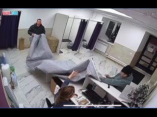 free девушка решила проверить свой огромный ковёр разложив его на рабочем месте сотрудницы пвз hd