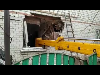 free вот так из окна жилого дома в чернигове достают неразорвавшуюся авиабомбу сброшенную росс hd