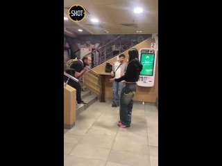 free трансгендер хилми форкс устроил драку с посетителем во усно и точка в центре москвы hd