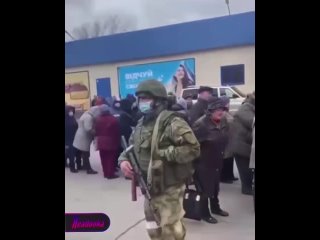 free в бердянске провокаторы пытаются сорвать раздачу гуманитарной помощи жителям агитируют людей отказаться от еды hd