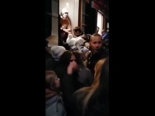 free на вокзале в киеве в эти минуты хаос люди пытаются набиться в поезда словно селедка в бочку hd