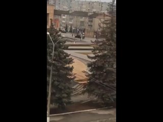 free колонные армии россии подняли национальные флаги и мирно взяли под контроль балаклею к юго востоку от харькова hd