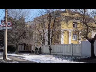 free разбитая российская военная колонна в харькове блядь они реальные камикадзе hd