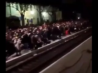 free тысячи людей на ж д вокзале во львове в ожидании поезда на польшу hd