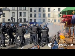 free париж тысячи французов вышли на протесты из за коллапса экономики hd