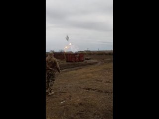 free та сторона украинские вертолёты ми 8 пускают неуправляемые ракеты с кабрирования обильно отстреливая ложные тепловые hd