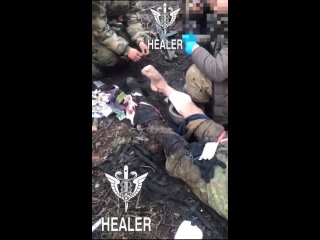 free медики в зоне сво оказывают помощь раненому с поражением нижних конечностей hd