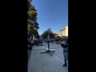 free а это калифорния десятки тысяч людей по всему миру объединяются и выходят на митинги в разных уголках планеты hd