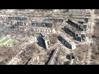 free полк азов опубликовал видео мариуполя из дрона на видео можно увидеть разрушенные и сожженные оккупантами дома hd