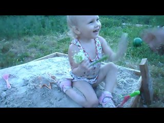 free алиса мими лисса балуется с песком и весело играет в песочнице alice play with sand hd