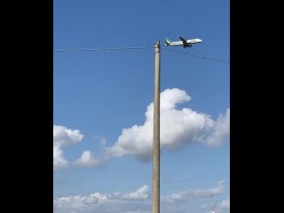 free вчера словила себя на невероятном ощущении зашла в море волны бушуют смотрю как взлетают и садятся самолёты ловлю се hd