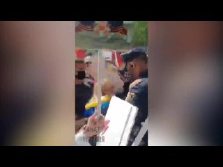 free в мадриде на акции бессмертный полк украинка вышла с голубожёлтым тряпком и антироссийским плакатом hd