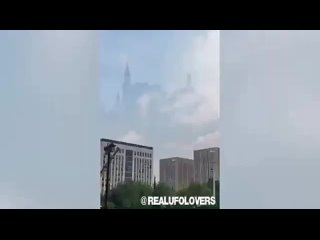 free призрачный замок появившийся в небе выглядел как фантастическая школа хогвартс из мира гарри поттера hd