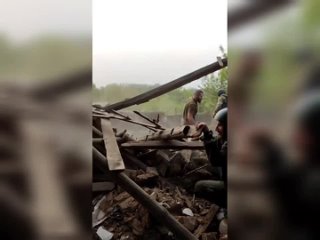 free видео с украинским военным на фоне вырванного снарядом куска стены уже облетело и hd