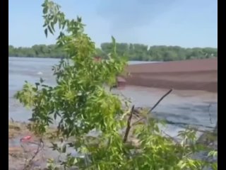 free по днепру плывет дом который смыло потоком воды после разрушения дамбы каховской гэс hd