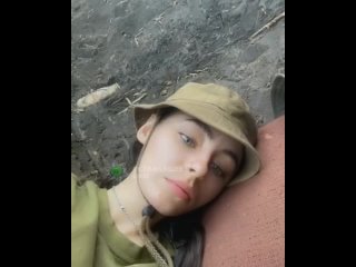 free вполне симпатичная украинская девушка лежит в окопе и молится чтобы не пр1 hd