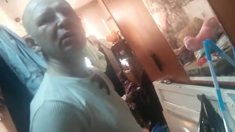 free видео 1 мужик живёт с дохлым волком и моется с ним в душе hd