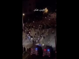 free в иордании нечто нереальное полиция пытается остановить толпу из десятков тысяч людей рвущихся к посольству израиля hd