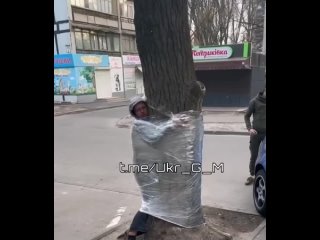 free народные мстители украинцы поймали и привязали стретч плёнкой к дереву очередного мародера hd