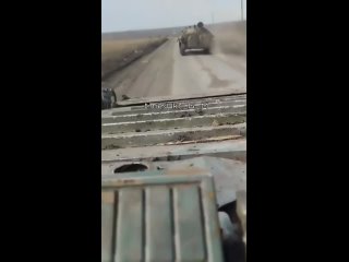 free колонна бронетехники с нашими бойцами где то на просторах сво работайте братья победа неизбежна hd