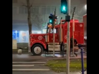 free в столице румынии фирменный трак coca cola вспыхнул прямо на глазах у прохожих hd