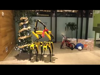 free новогоднее три робопса от boston dynamics пытаются повесить новогоднее украшение на ёлку hd