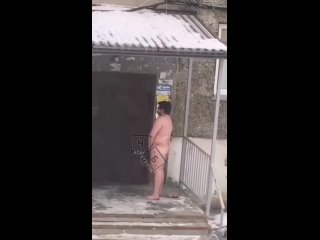 free голый мужчина шокировал новокузнечанку на выходе из подъезда пожилая новокузнечанка открыла входную дверь в подъезде hd