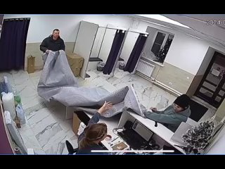 free девушка решила проверить свой огромный ковёр разложив его на рабочем месте сотрудницы пвз вижу цель не вижу hd
