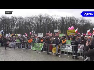 free немецкие фермеры вновь вышли на акцию протеста у бранденбургских ворот в берлине hd