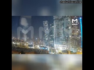 free появилось видео с моментом падения дрона в московском экспоцентре вспышка и звук взрыва попали на к hd