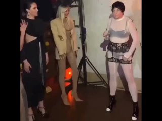 free молодые ползает по полу в пьяном угаре 1 hd