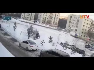 free в уфе 18 летний мальчишка катился по снежной горке на снегокате и выехал на проезжую часть прямо под колеса машины hd