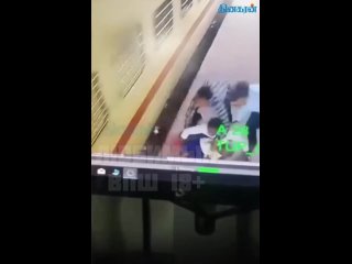 free 34 летняя алиша пыталась сесть на поезд когда он внезапно двинулся но женщина так давно ждала поездку к родителям hd