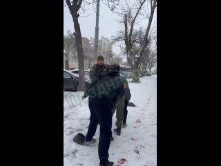 free мужик под этиловым бафом размотал двух гбровцев бородатый по кайфу зашел в магаз с пиом за что получил замечание от hd