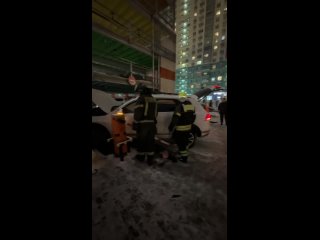 free машина рухнула с паркинга с четвертого в районе митино на пятницком шоссе hd
