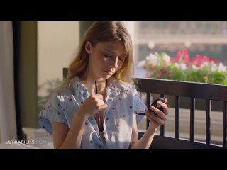 free няшка с натуральной грудью дрочит при помощи кисточки для макияжа hd