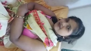 free dada ji ne apni poti sofia ko choda condom laga ke gaand marne ki koshish hd