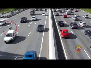 free мужчина остановился на мкаде чтобы поднять потерянный байкером кошелек внутри лежали 400 тысяч рублей hd