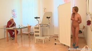 free грязный гинеколог врач доктор жестко вставляет русской девочке пациентке на осмотре hd