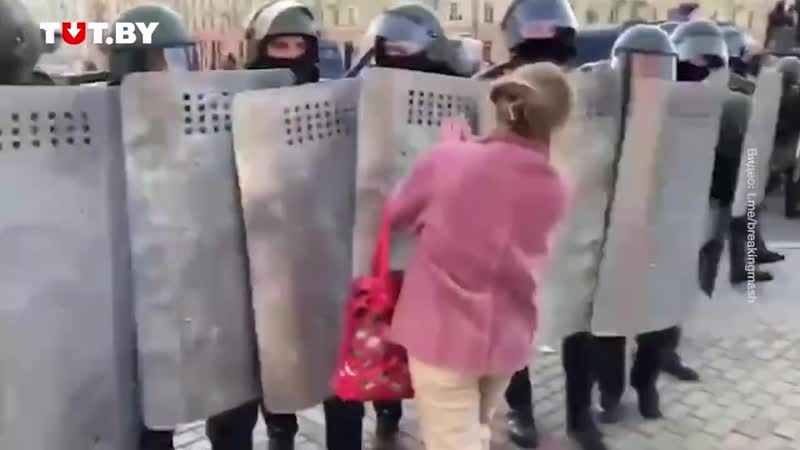 free в минске смелая девушка остановила шеренгу карателей со щитами hd