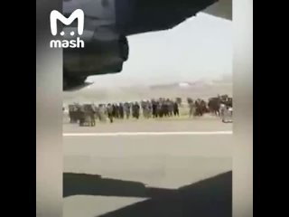 free афганец снял на видео как пытался бежать от талибов на шасси американского транспортного самолета hd